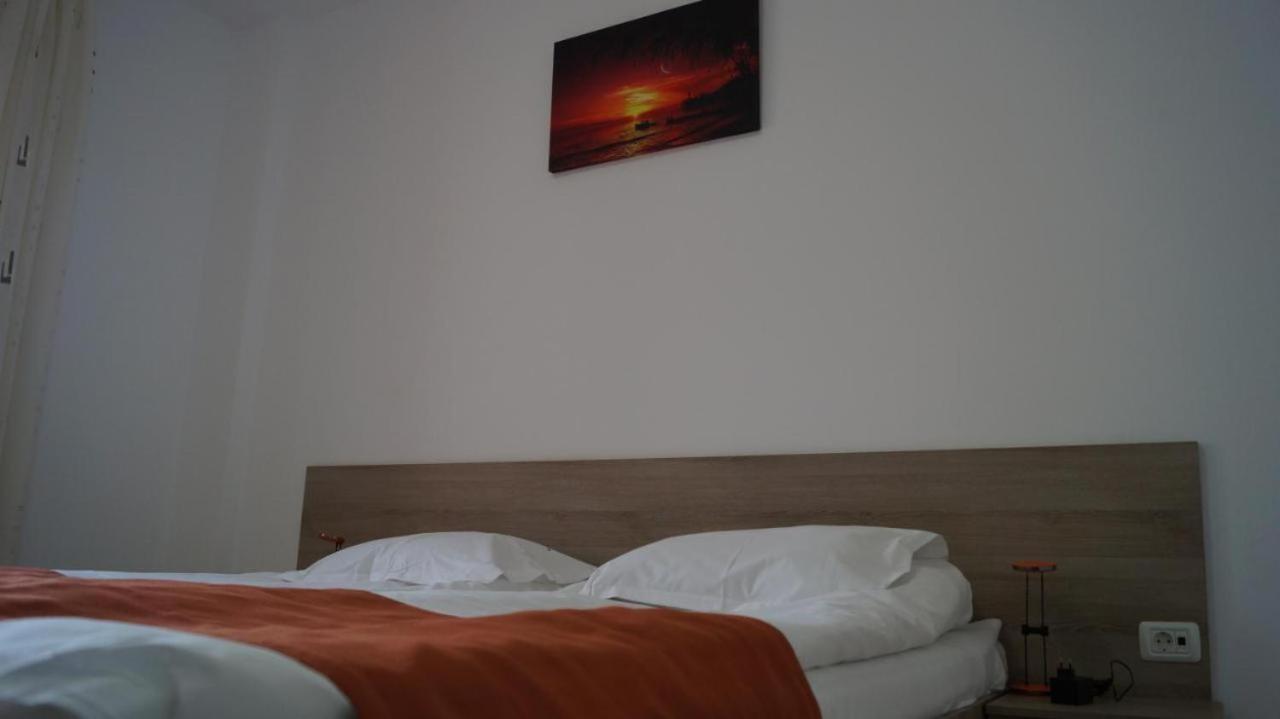 Hotel Bourbon Vama Veche Buitenkant foto